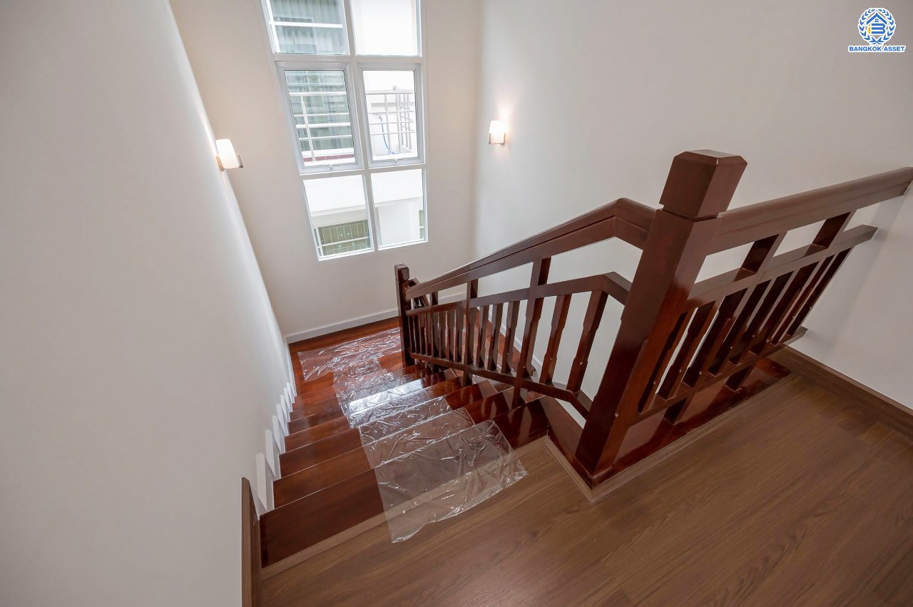 บ้านมือสองตกแต่งใหม่ โครงการ สิทธารมย์รีเจนท์ ลาดพร้าว101 เนื้อที่ 75.3 ตร.ว. ฟังก์ชันรวม 3 ห้องนอน 3 ห้องน้ำ 1 ห้องอเนกประสงค์ จอดรถได้ 2 คัน กว้างขวาง พร้อมทุกการใช้งาน บนทำเลใจกลางเมือง เชื่อมต่อทั้ง ถนนนวมินทร์, ถนนนวลจันทร์, ถ.ลาดพร้าว, ถ.รามอินทรา ใกล้ The Walk เกษตรนวมินทร์ และทางด่วนรามอินทรา...